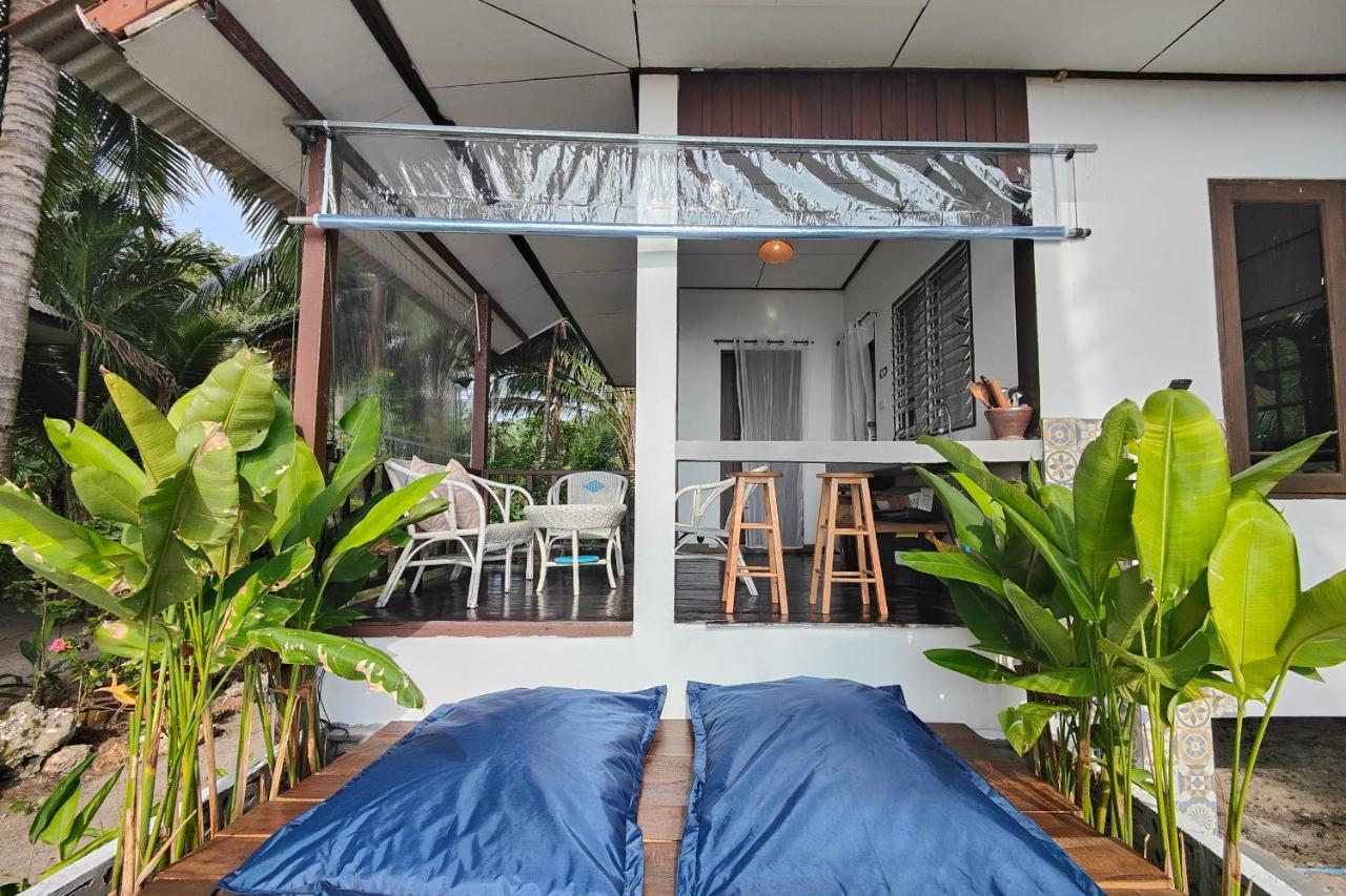 Ferienhaus Front - Outdoor Shower - Working Desk Ko Samui